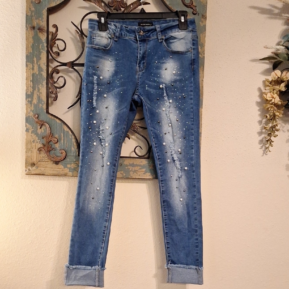 Stylish Skinny Jeans with Studded Pearl Details. NWOT Size 5